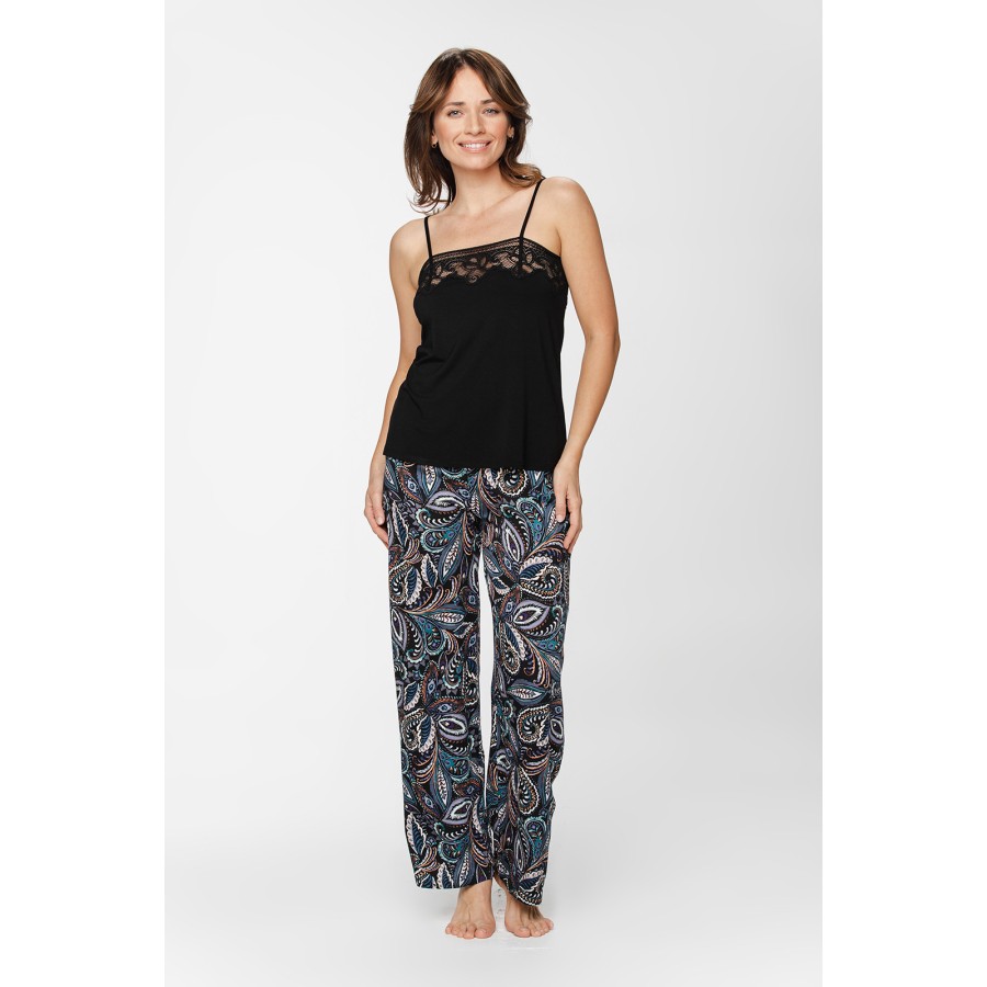 Conjunto de dormir negro corte amplio vista frontal
